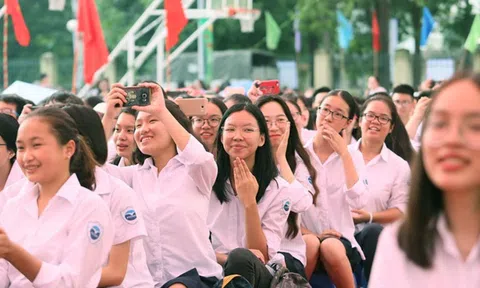 Teen THPT Chuyên ngữ rạng rỡ đón chào năm học mới